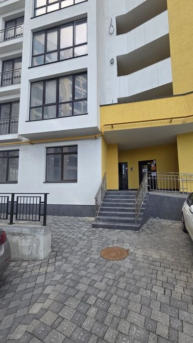 Терміново! Видова 2- кім. квартира з чорновим ремонтом , дуж