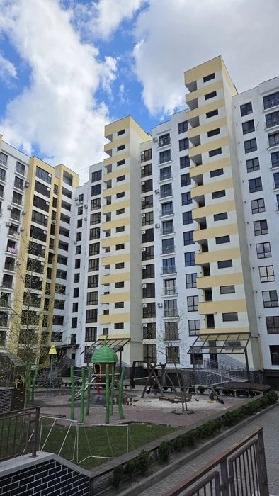 Терміново! Видова 2- кім. квартира з чорновим ремонтом , дуж