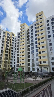 Терміново! Видова 2- кім. квартира з чорновим ремонтом , дуж
