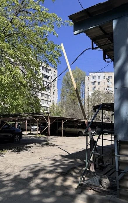 Продам крытое паркоместо на охраняемой стоянке  ул. Семьи Гл