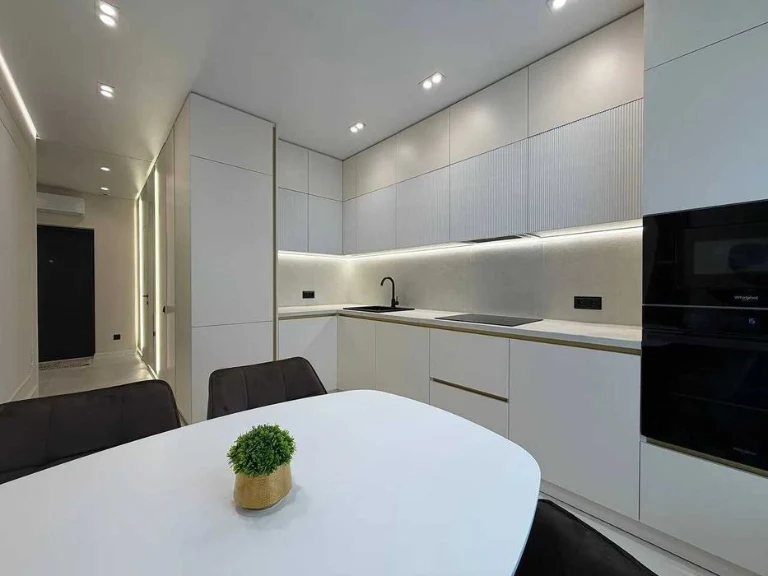 Продаж сучасної півтори кімнатної на березі озера!