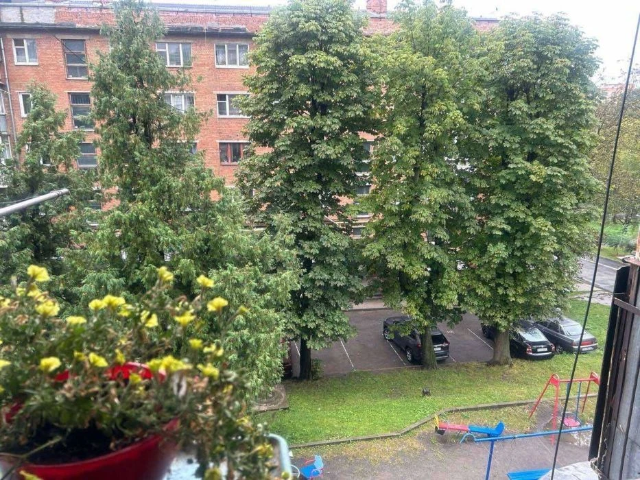 3к в цеглі Виставка, двостороння кімнати роздільні. Оформлен