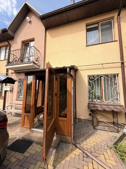 Продаж таунхауса з каміном, меблями та технікою