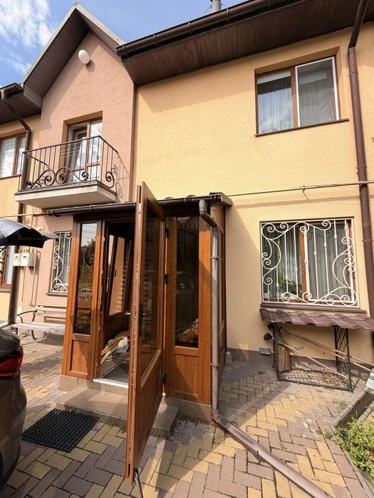 Продаж таунхауса з каміном, меблями та технікою