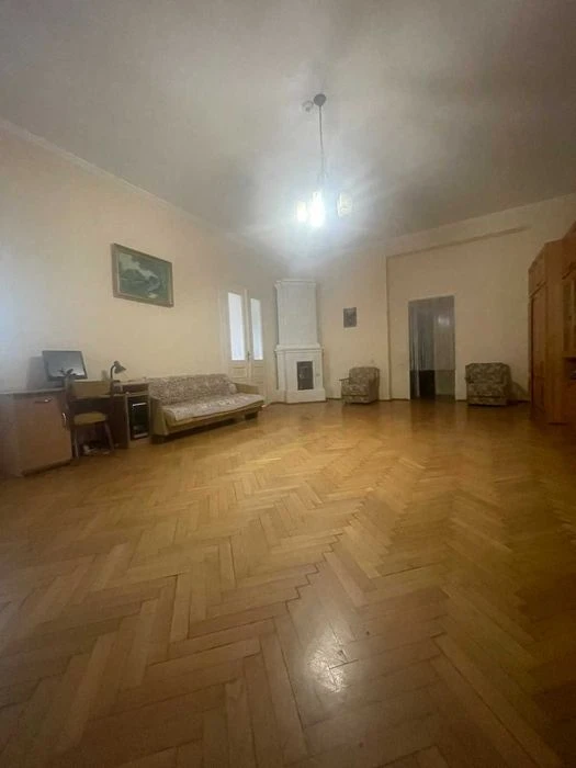 Квартира з двориком , окремим входом 3 кімнат