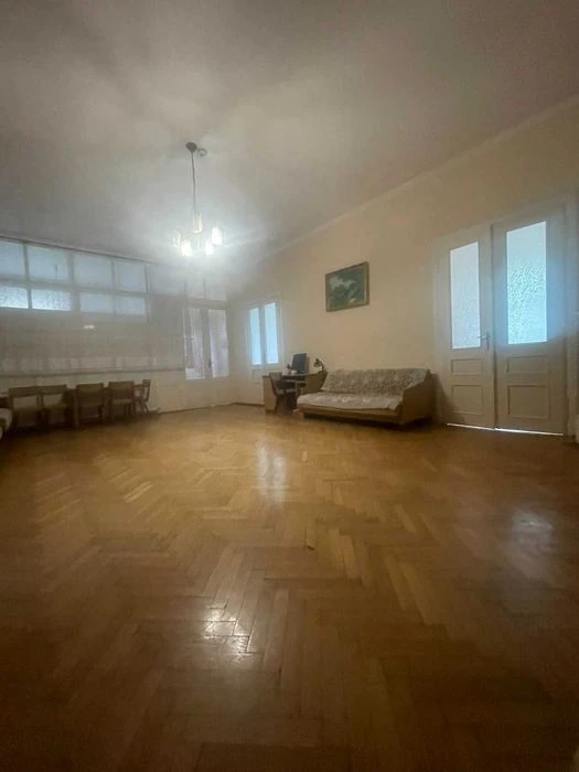 Квартира з двориком , окремим входом 3 кімнат