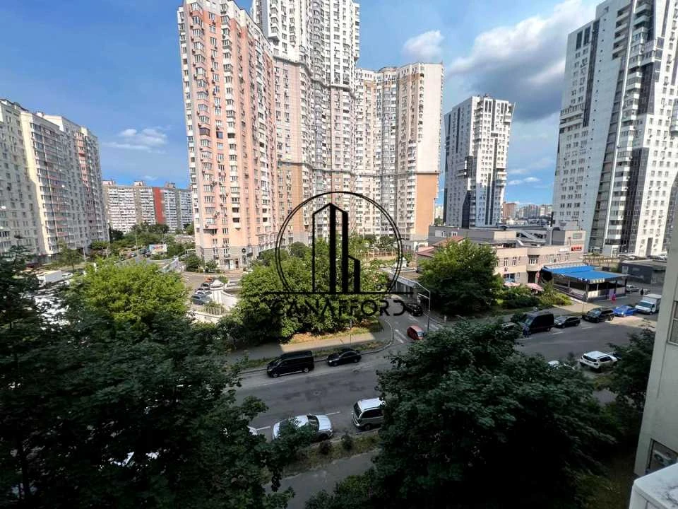 Квартира. Київ, Срібнокільська вул.