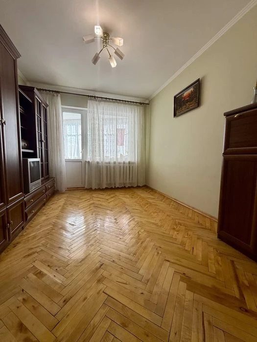 Продаж 3 кімнатної квартири вул. Пулюя