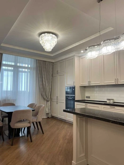 У продажі велика квартира. 4 спальні. Французський бульвар.