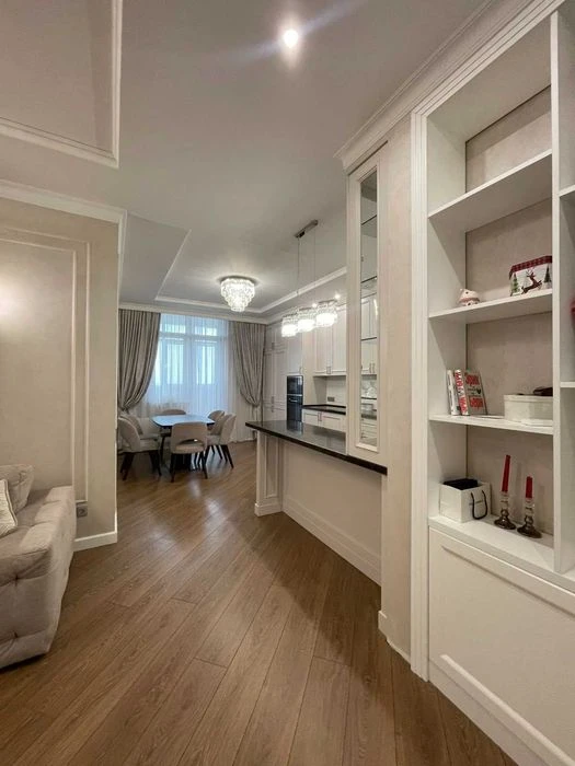 У продажі велика квартира. 4 спальні. Французський бульвар.
