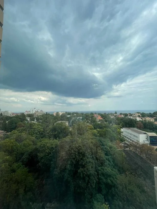 У продажі велика квартира. 4 спальні. Французський бульвар.