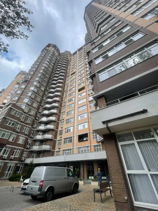 У продажі велика квартира. 4 спальні. Французський бульвар.