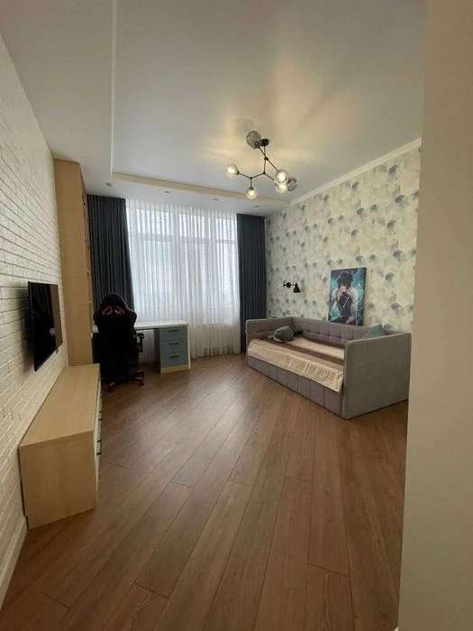 У продажі велика квартира. 4 спальні. Французський бульвар.