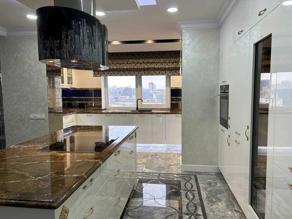 I will sell a 4-room new building in the center of Mironova, 9a, residential complex Delmar De