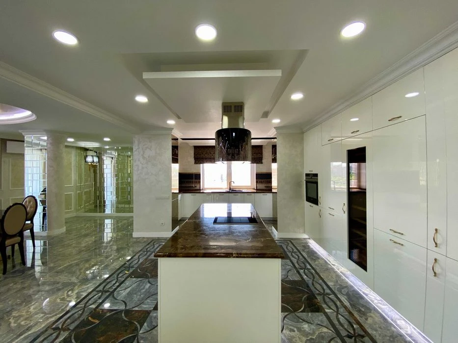 I will sell a 4-room new building in the center of Mironova, 9a, residential complex Delmar De