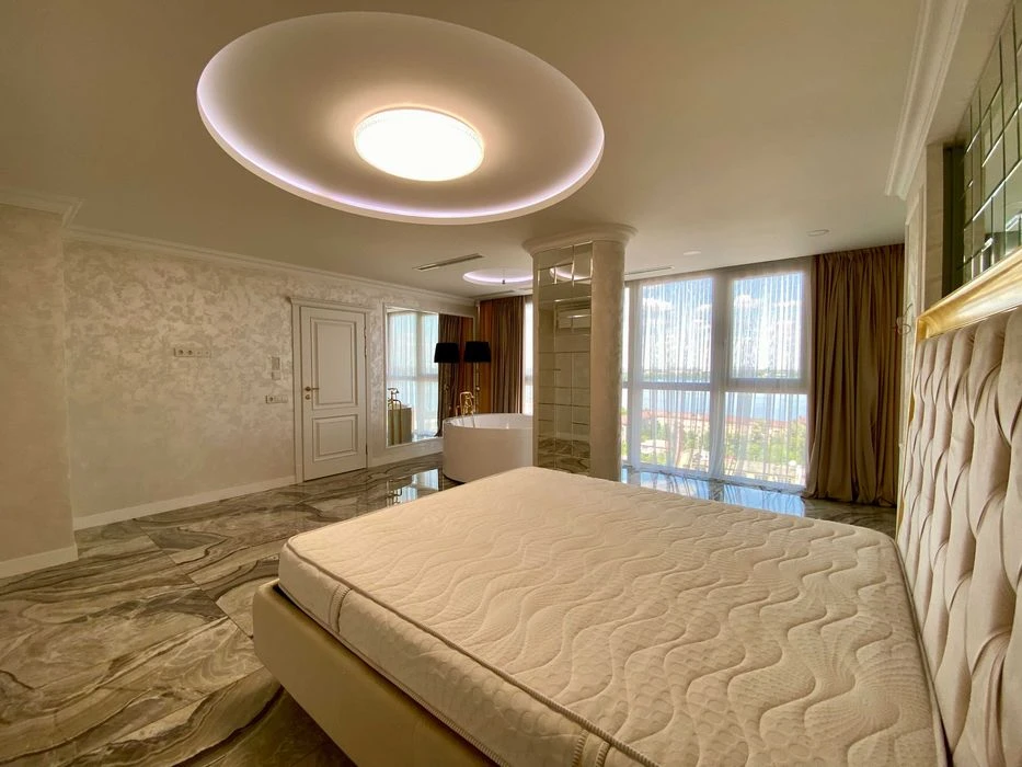 I will sell a 4-room new building in the center of Mironova, 9a, residential complex Delmar De