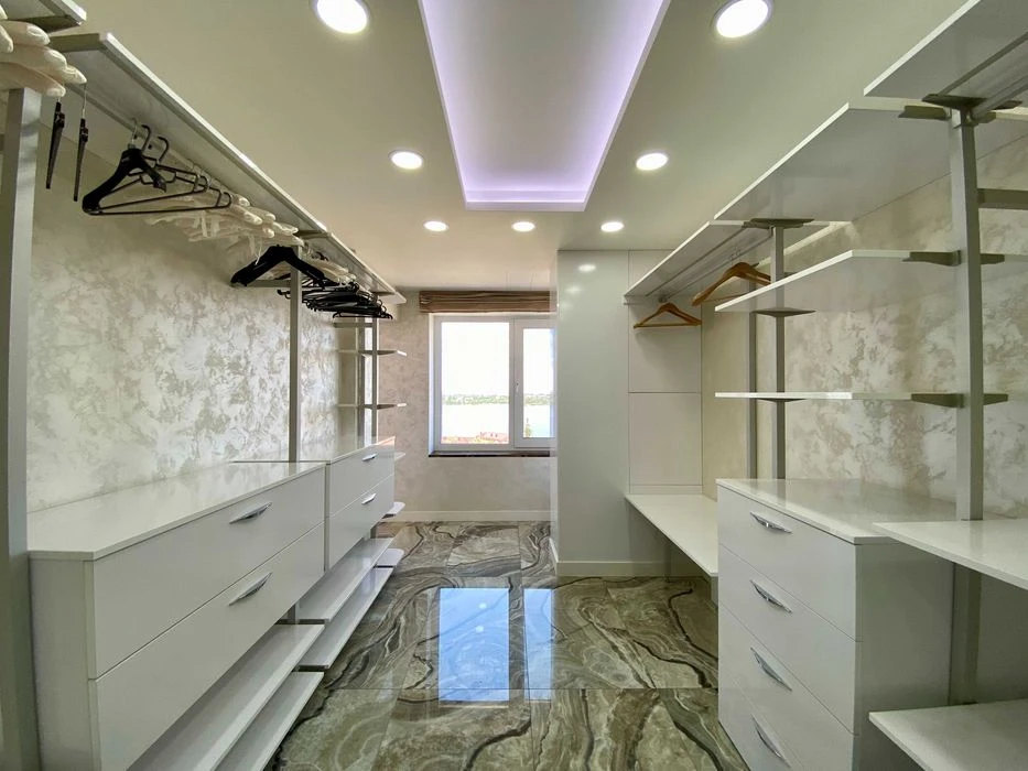 I will sell a 4-room new building in the center of Mironova, 9a, residential complex Delmar De