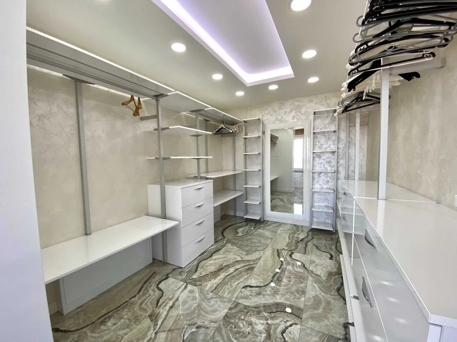 I will sell a 4-room new building in the center of Mironova, 9a, residential complex Delmar De