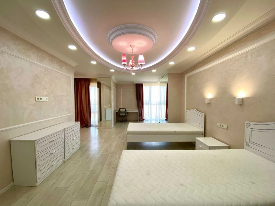 I will sell a 4-room new building in the center of Mironova, 9a, residential complex Delmar De