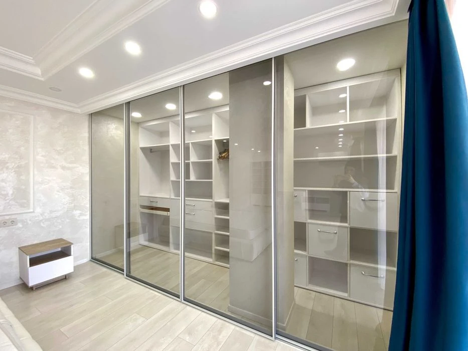 I will sell a 4-room new building in the center of Mironova, 9a, residential complex Delmar De