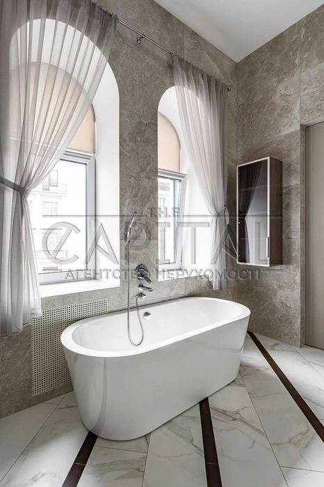 Продаж 3-кім. квартира 141 м², Печерський / вул. Круглоуніве