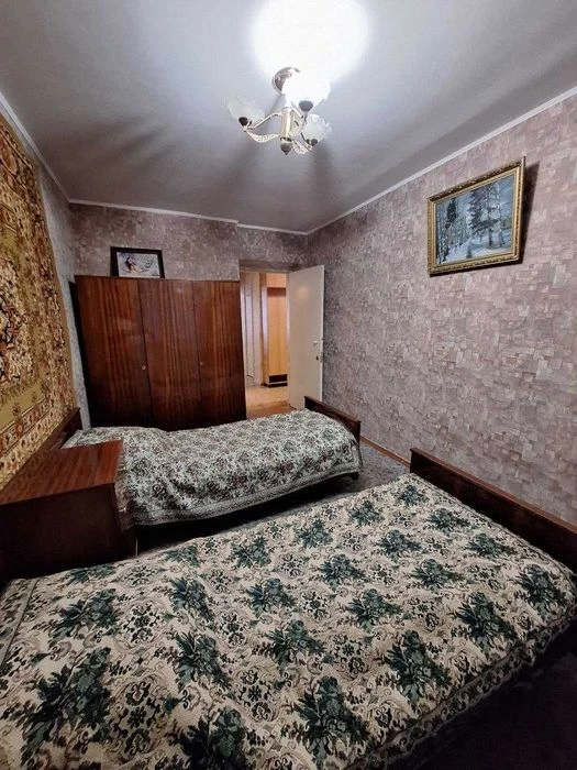 Продається 3 кімнатна квартира в районі ТРЦ Голівуд.