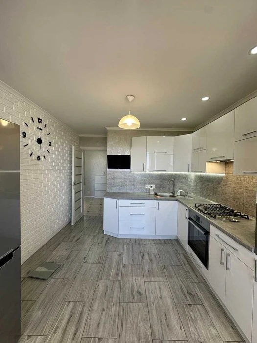 Urgent sale of a 2-room apartment near the park and lake in Vu