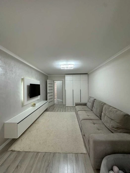 Urgent sale of a 2-room apartment near the park and lake in Vu