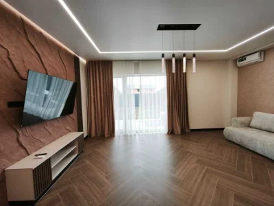 Продається котедж з гарним ремонтом та меблями, вул. Кастуся
