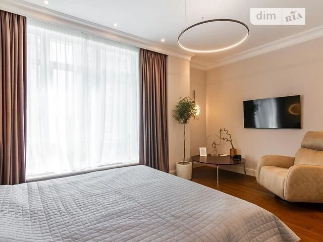 Sale of 4-room apartment 130 sq. m. on Andriy Verkhoglyada St. 12 •