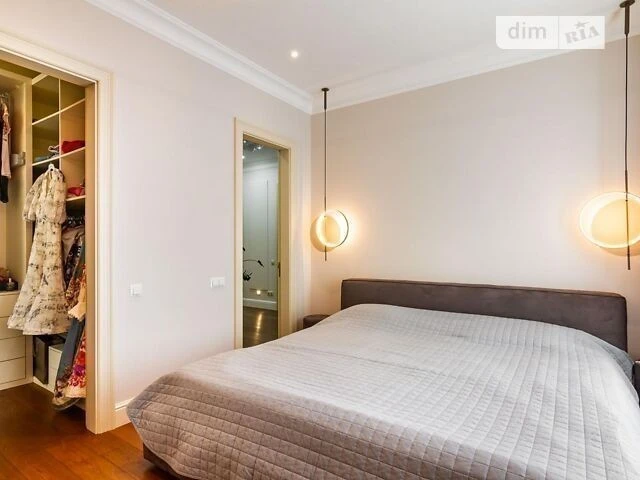 Sale of 4-room apartment 130 sq. m. on Andriy Verkhoglyada St. 12 •