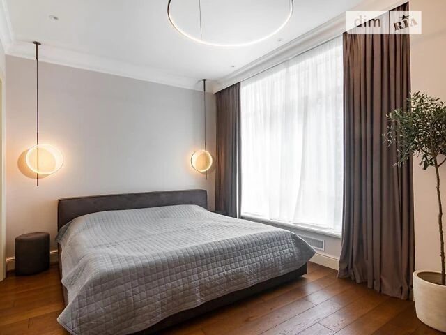 Sale of 4-room apartment 130 sq. m. on Andriy Verkhoglyada St. 12 •