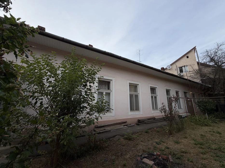 Будинок у центрі, з можливістю переобладнати під декількаква