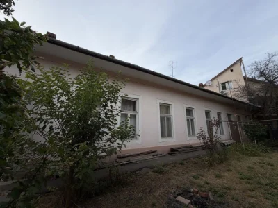 Будинок у центрі, з можливістю переобладнати під декількаква