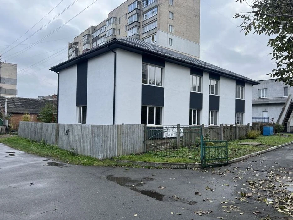 Котедж в 3 хв від парку ім.І.Франка. З власною ділянкою 3648