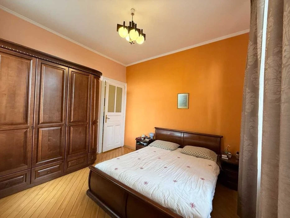 Продаж 3 кімнатної квартири вул. Кирила і Мефодія