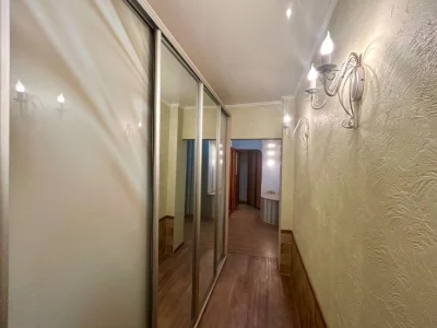 Простора 4 кімнатна квартира на низькому поверсі біля Північ