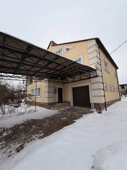 Великий сімейний будинок  з каміном на ділянці 20 соток