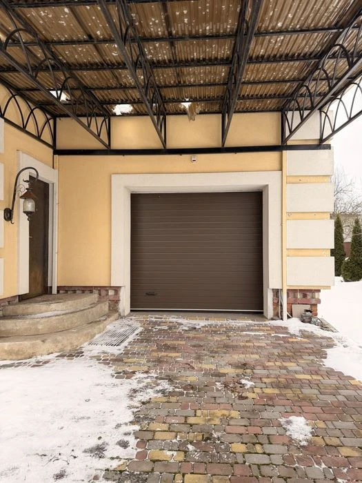 Великий сімейний будинок  з каміном на ділянці 20 соток
