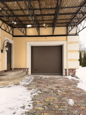 Великий сімейний будинок  з каміном на ділянці 20 соток