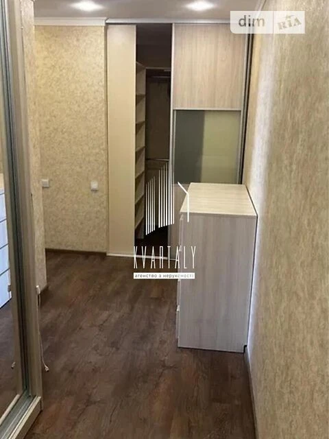 Довготривала оренда 1к квартири на вул. Ахматової Анни 22 •