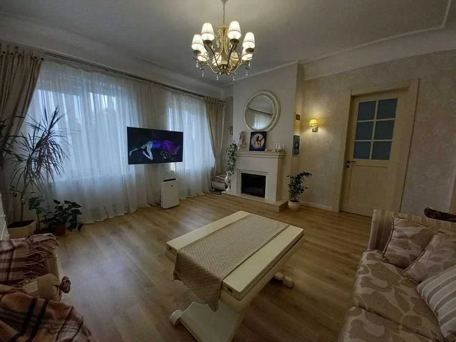 центр квартира з авт.газ.опаленням і каміном
