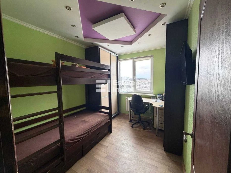 I will sell a 2-room apartment on Valentynivska Street, 60.