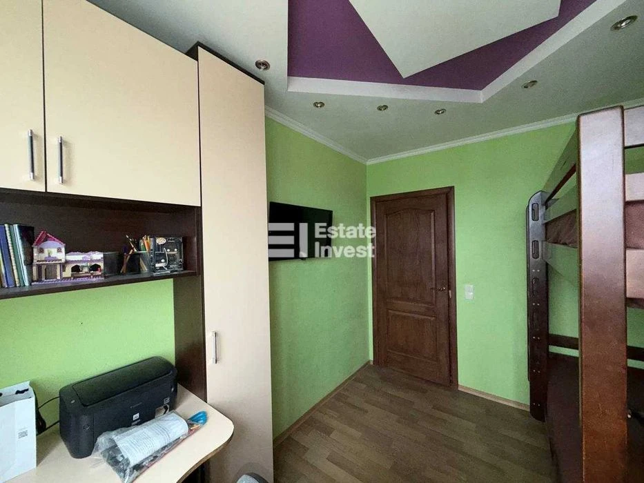 I will sell a 2-room apartment on Valentynivska Street, 60.