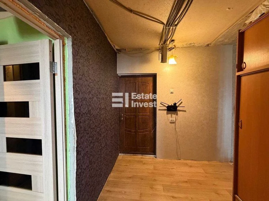 I will sell a 2-room apartment on Valentynivska Street, 60.
