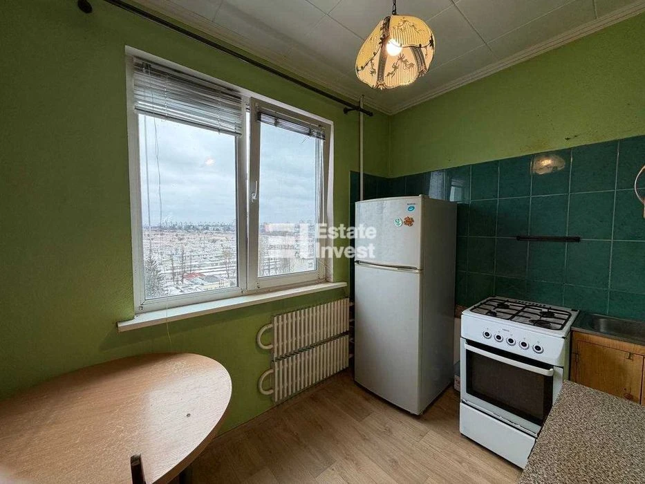 I will sell a 2-room apartment on Valentynivska Street, 60.