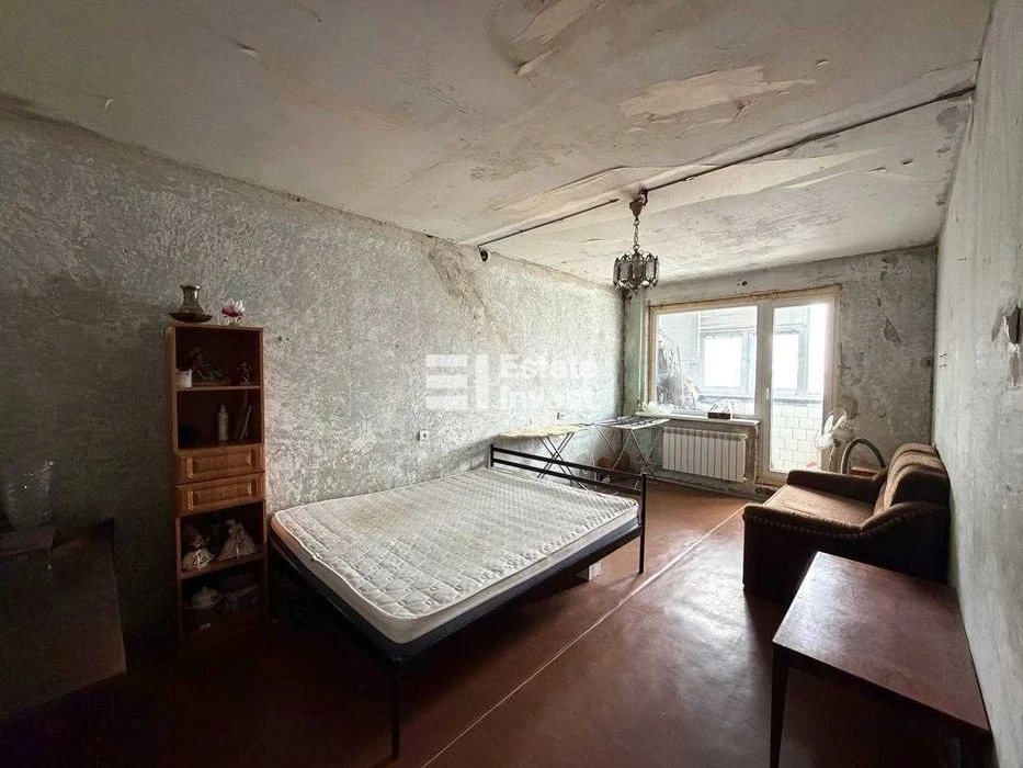 I will sell a 2-room apartment on Valentynivska Street, 60.