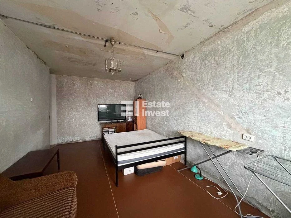 I will sell a 2-room apartment on Valentynivska Street, 60.