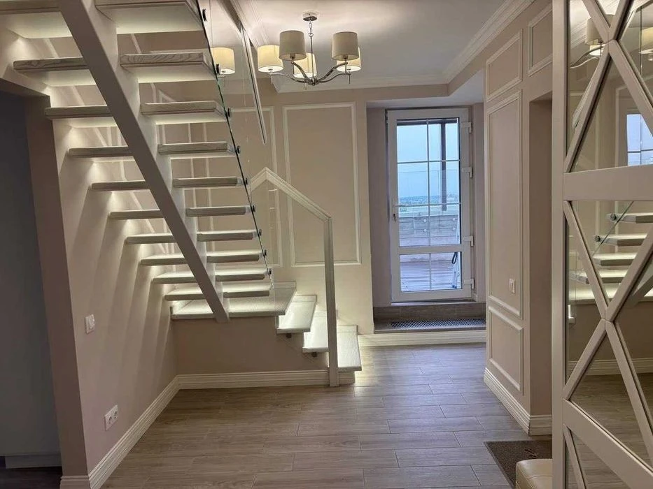 Оренда дворівневої 3-кімнатної квартири з великою терасою в