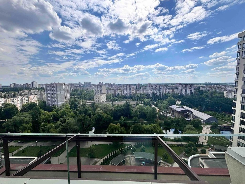 Оренда дворівневої 3-кімнатної квартири з великою терасою в